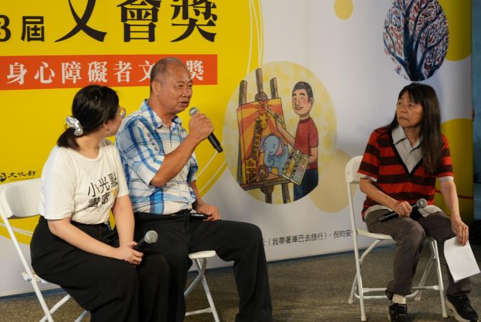 圖說4：左起小光點畫廊創辦人李佳鎂、社團法人臺灣畫話協會理事長林國勳、第23屆圖畫書類得獎人施慧英，進行作品創作與行銷的對談