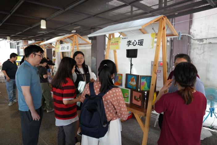 圖說6：民眾與圖畫書類得獎者藝術市集進行交流