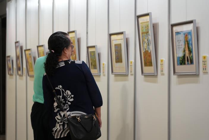 圖說7：民眾於展覽現場專心欣賞得獎作品