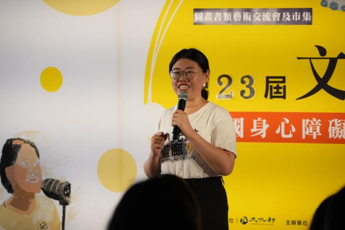 圖說2：小光點畫廊創辦人李佳鎂分享畫廊如何協助創作者建立個人品牌進入市場