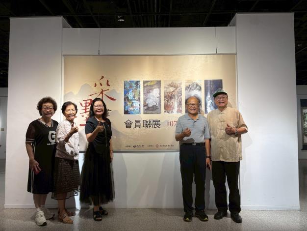 (右起)采墨畫會藝術家郭勳章、林添生、林素緞、陳華守、林彩美
