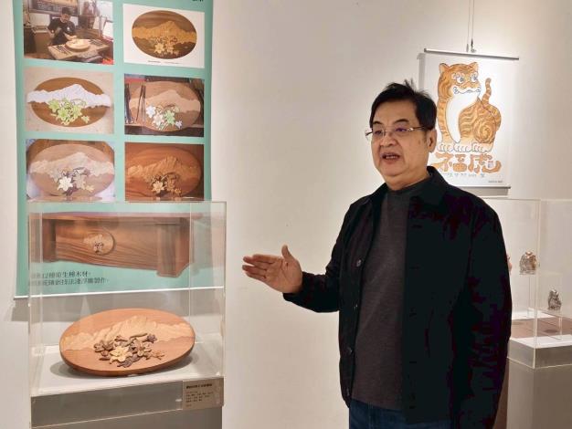 藝術家陳啟村和作品《總統府辦公桌前飾板》