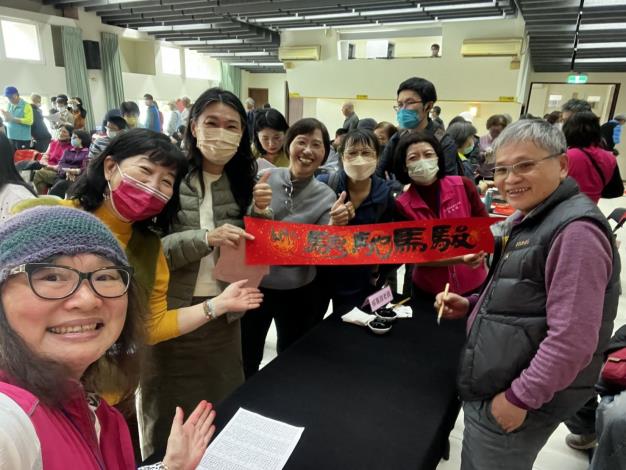 書法老師柳嘉淵與民眾合影