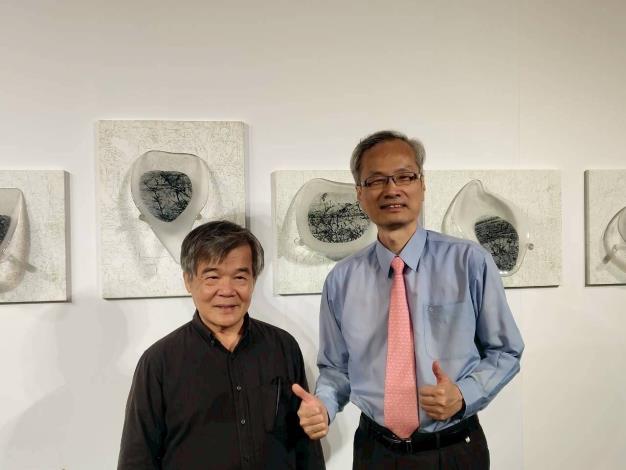 展覽藝術家楊明迭(左)與本館館長尹彙武