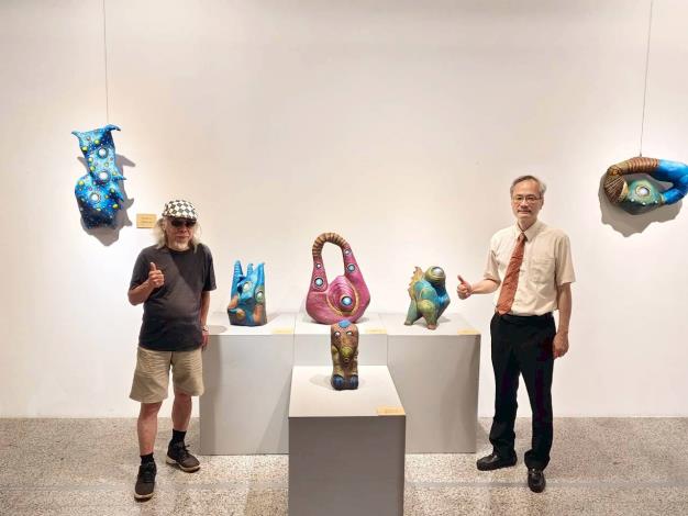 藝術家許自貴和尹彙武館長合照