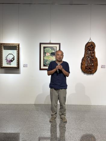 策展人黃紗榮理事長介紹展覽