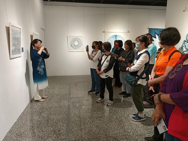 湯文君藍染創作展-志工導訓現場 (5)
