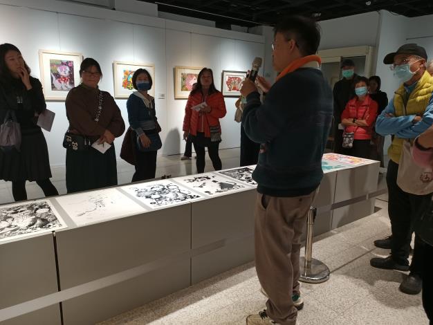 張芯晨版畫創作展-志工導訓現場 (16)