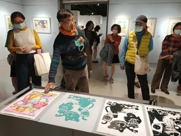 張芯晨版畫創作展-志工導訓現場 (13)
