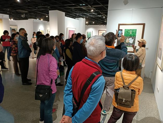張芯晨版畫創作展-志工導訓現場 (8)