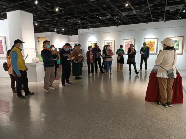張芯晨版畫創作展-志工導訓現場 (2)