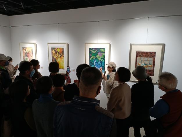 張芯晨版畫創作展-志工導訓現場 (5)