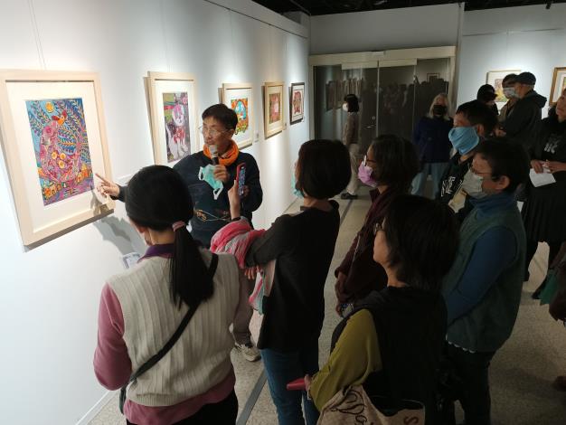 張芯晨版畫創作展-志工導訓現場 (19)