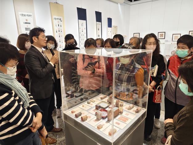 劉嘉成書法篆刻展-志工導訓現場 (22)