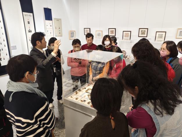 劉嘉成書法篆刻展-志工導訓現場 (16)