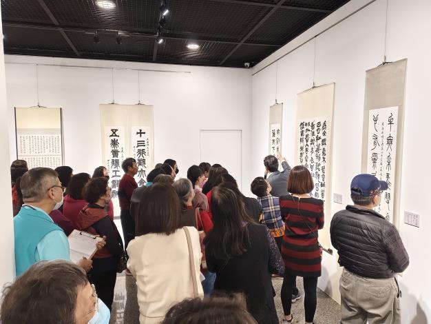 劉嘉成書法篆刻展-志工導訓現場 (8)