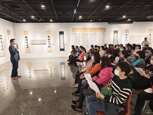 劉嘉成書法篆刻展-志工導訓現場 (2)