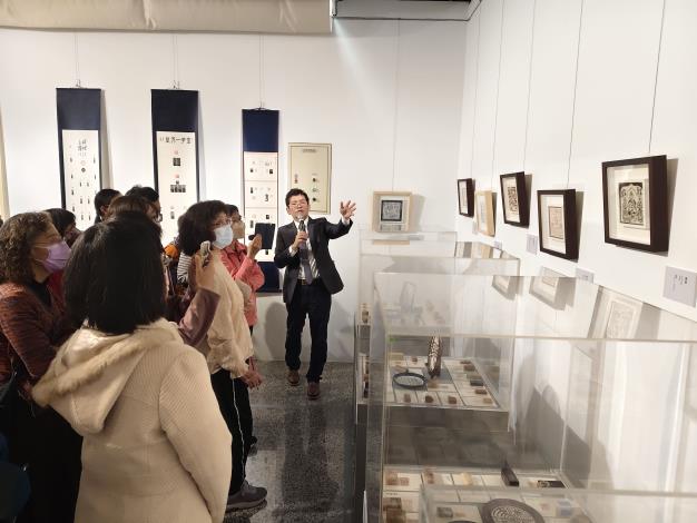 劉嘉成書法篆刻展-志工導訓現場 (21)