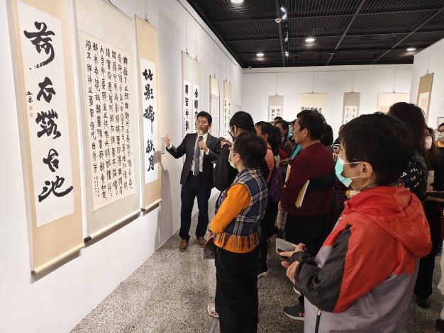 劉嘉成書法篆刻展-志工導訓現場 (11)