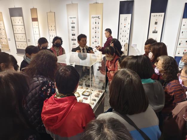 劉嘉成書法篆刻展-志工導訓現場 (18)
