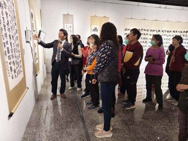 劉嘉成書法篆刻展-志工導訓現場 (15)