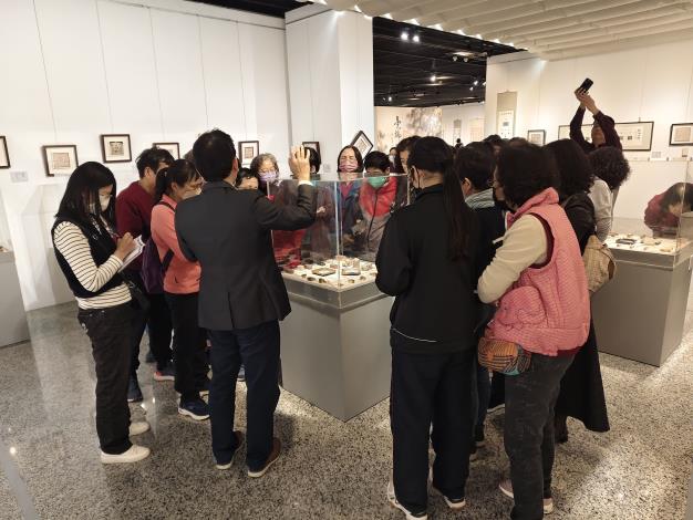 劉嘉成書法篆刻展-志工導訓現場 (17)