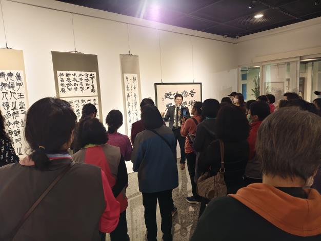 劉嘉成書法篆刻展-志工導訓現場 (5)