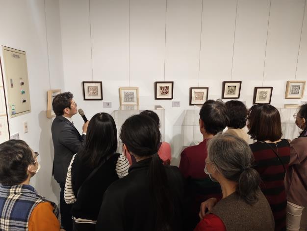 劉嘉成書法篆刻展-志工導訓現場 (19)