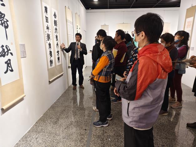 劉嘉成書法篆刻展-志工導訓現場 (10)
