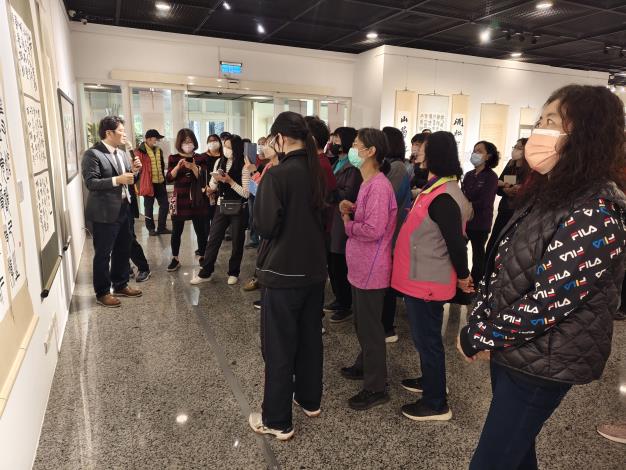 劉嘉成書法篆刻展-志工導訓現場 (6)