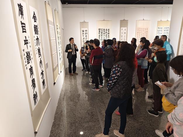 劉嘉成書法篆刻展-志工導訓現場 (9)