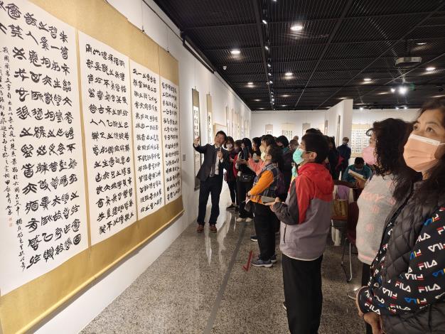 劉嘉成書法篆刻展-志工導訓現場 (12)