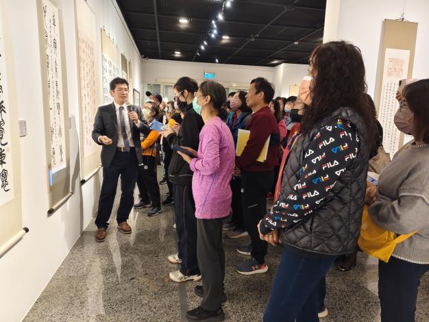 劉嘉成書法篆刻展-志工導訓現場 (7)