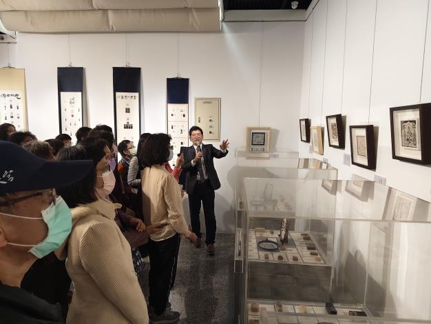 劉嘉成書法篆刻展-志工導訓現場 (20)