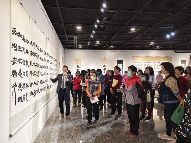 劉嘉成書法篆刻展-志工導訓現場 (14)