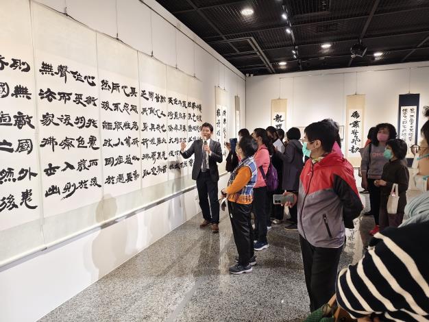 劉嘉成書法篆刻展-志工導訓現場 (13)