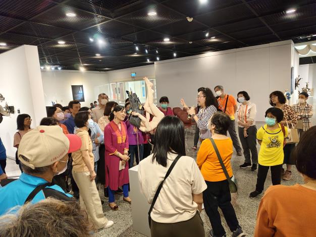 林時植陶藝複合媒材創作展-志工導訓現場 (12)