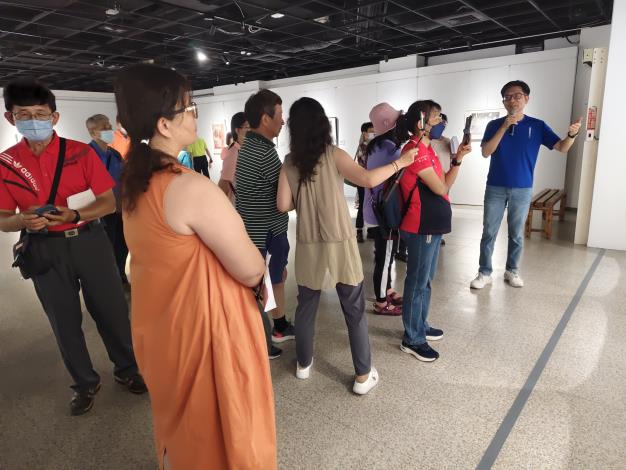 黃俊明數位藝術展-志工導訓現場 (18)