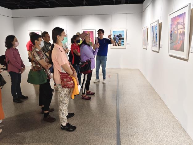 黃俊明數位藝術展-志工導訓現場 (12)
