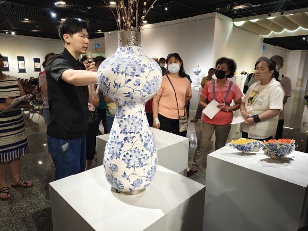 曾祥軒陶藝與彩繪個展-志工導訓現場 (11)
