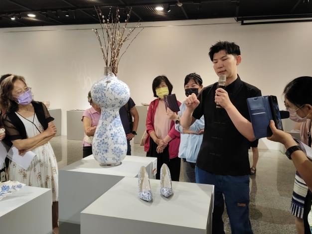 曾祥軒陶藝與彩繪個展-志工導訓現場 (10)