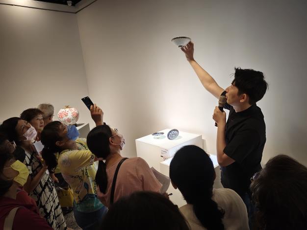 曾祥軒陶藝與彩繪個展-志工導訓現場 (5)