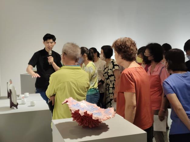曾祥軒陶藝與彩繪個展-志工導訓現場 (6)