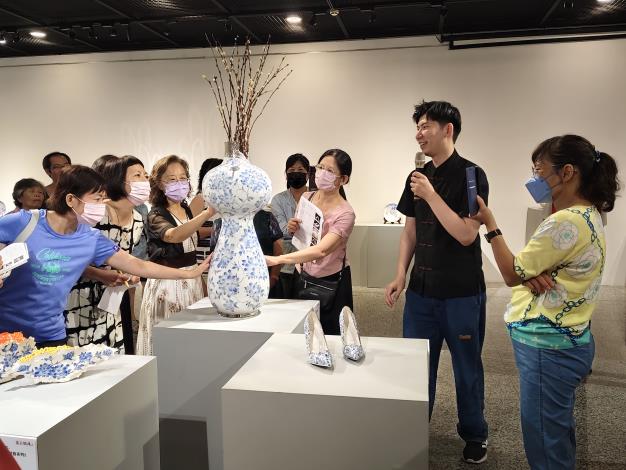 曾祥軒陶藝與彩繪個展-志工導訓現場 (8)