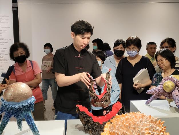 曾祥軒陶藝與彩繪個展-志工導訓現場 (17)