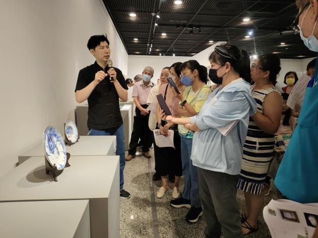 曾祥軒陶藝與彩繪個展-志工導訓現場 (1)