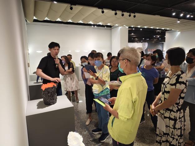 曾祥軒陶藝與彩繪個展-志工導訓現場 (15)