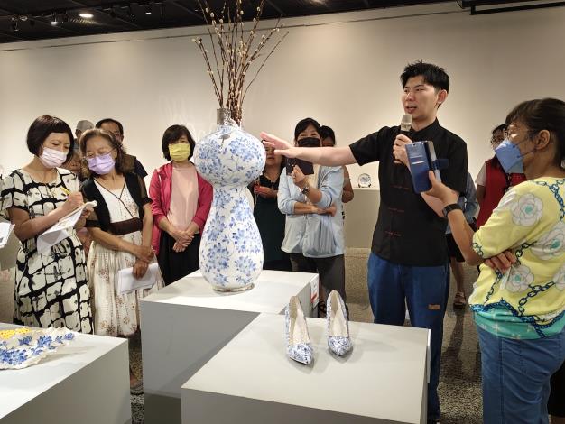 曾祥軒陶藝與彩繪個展-志工導訓現場 (9)