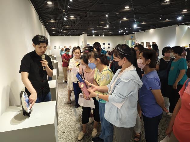 曾祥軒陶藝與彩繪個展-志工導訓現場 (2)