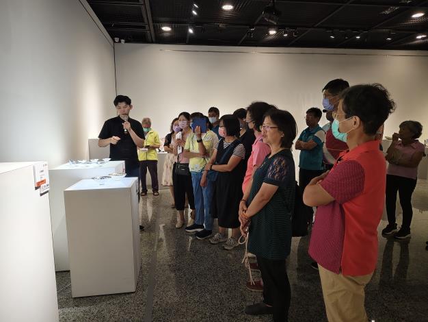 曾祥軒陶藝與彩繪個展-志工導訓現場 (4)